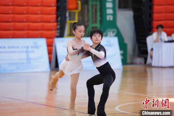 2025中国轮滑选拔赛西安启幕 双人滑高难度动作引