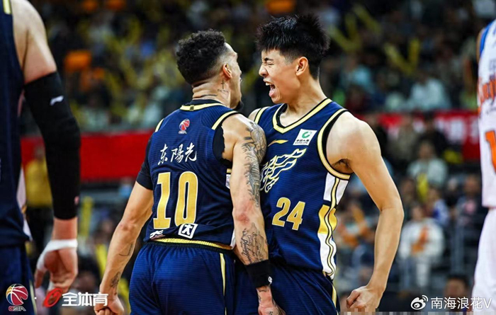 广东男篮大胜新疆迎曙光 杜锋重用新星胡明轩低