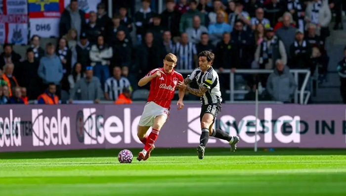 曼联争夺诺丁汉森林中场安德森 面临曼城激烈竞