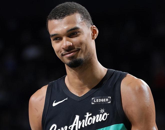 文班亚马40+力压弗拉格33分 马刺狂胜独行侠29分